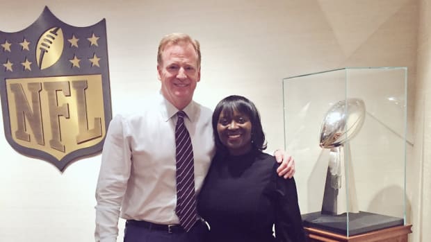 roger-goodell-annie-apple.jpg